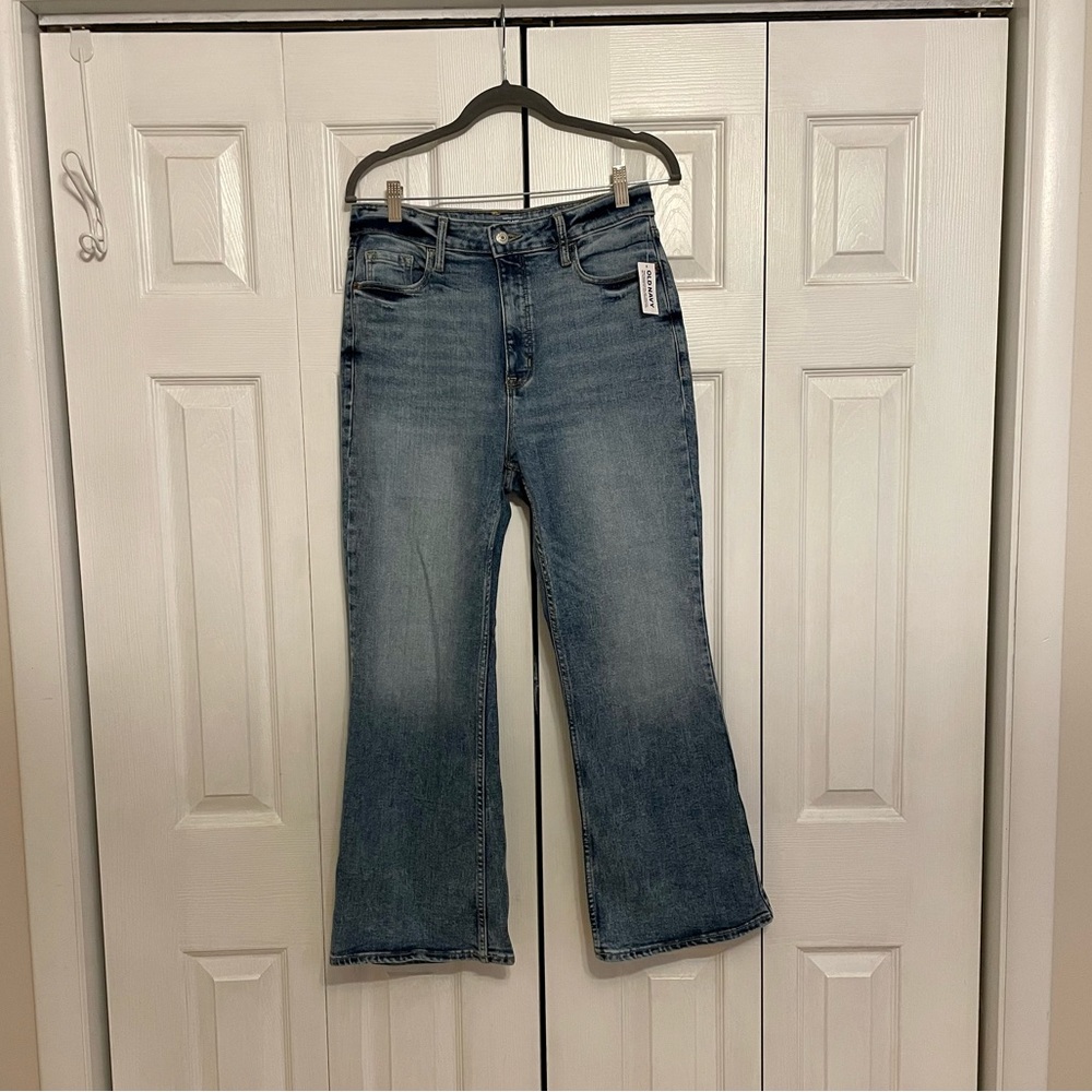 Old Navy Flare Crop Jean Size 8 NWT